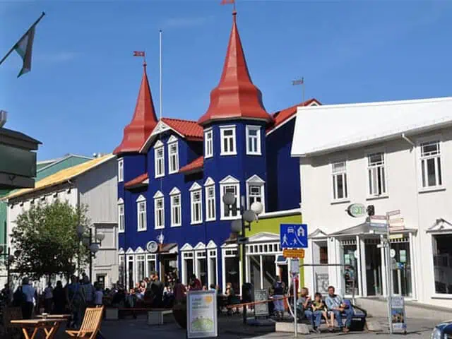 Besök Akureyri om du reser till nordöstra Island.