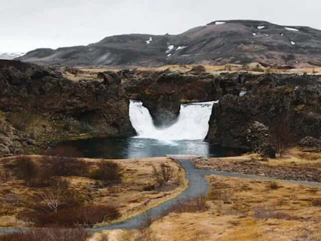 Hjálparfoss befinner sig på en av många naturplatser på södra Island.