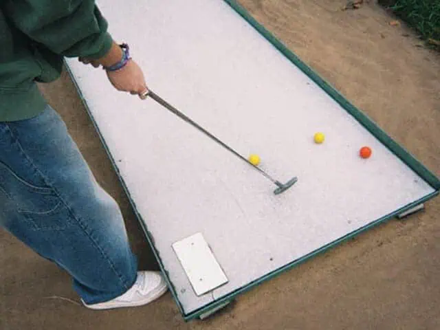 Spela minigolf i Reykjavik för en minnesvärd upplevelse.