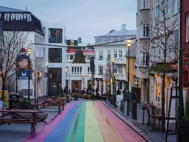 Rainbow road är en av de mest kända gatorna i Island.
