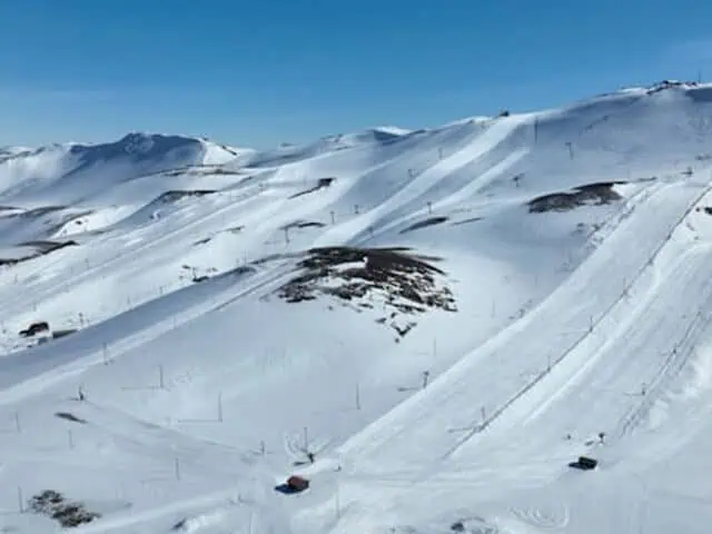 I närheten av lavagrottan kan du åka skidor.