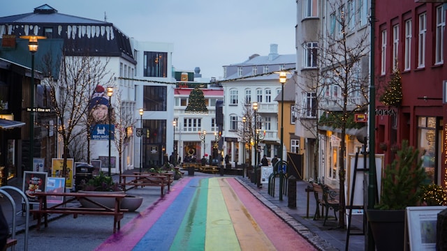 Rainbow road är en av de mest kända gatorna i Island.