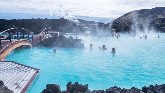 Besök Blå lagunen för en minnesvärd och avkopplande upplevelse.