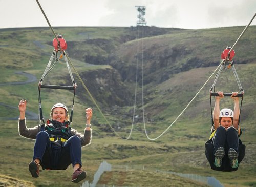 Åk linbana i Akureyri för en minnesvärd upplevelse.