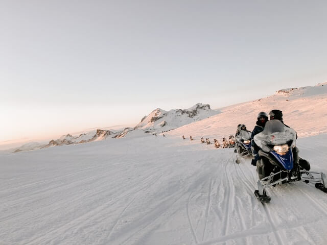 Åk snöskoter för att upptäcka Islands vackra naturområden.