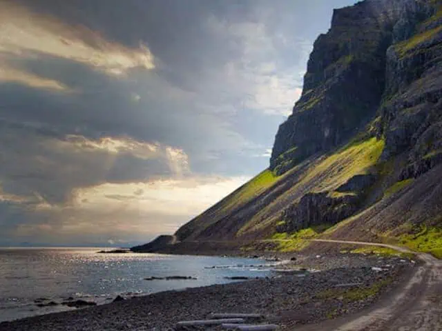 Staden Flateyri ligger i närheten av vägen mellan Ísafjördur och Bolungarvík.