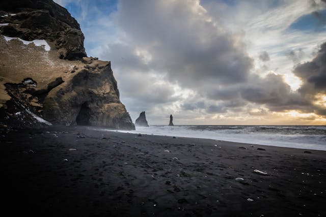 Reynisfjara är en mycket sevärd svartsandstrand.