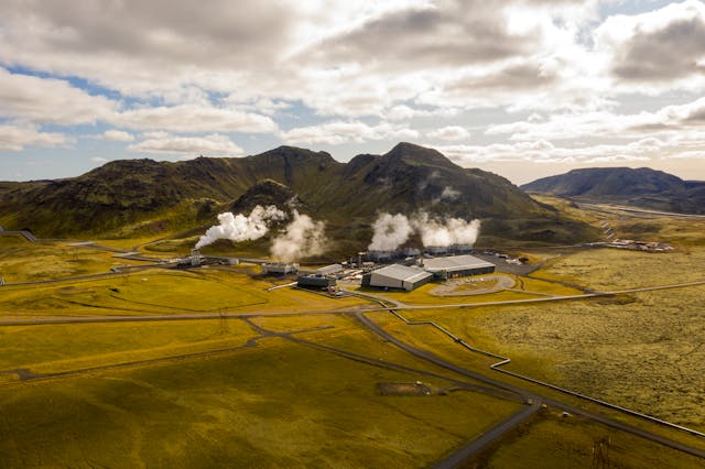 Vid Hellisheiðis kraftverk kan du och dina barn lära er mer om förnybar energi.