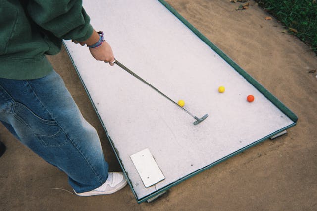 Spela minigolf i Reykjavik för en minnesvärd upplevelse.