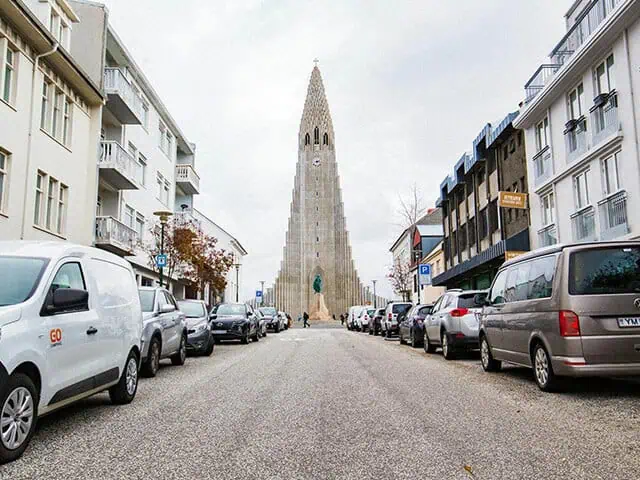 Rainbow road sträcker sig ner till denna ikoniska kyrka.