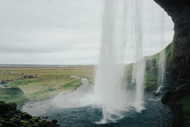 Seljalandsfoss är en av många barnvänliga resmål på södra Island.