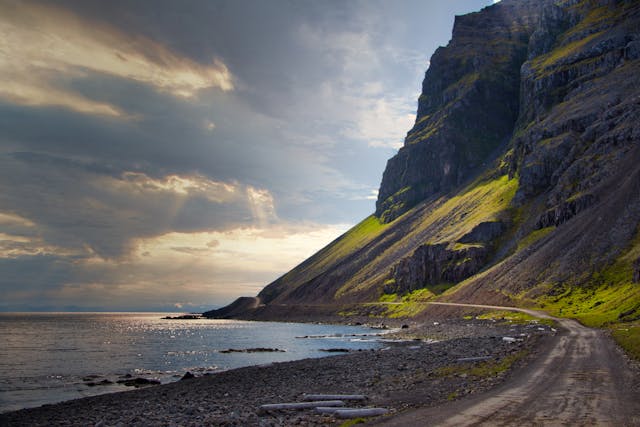 Staden Flateyri ligger i närheten av vägen mellan Ísafjördur och Bolungarvík.