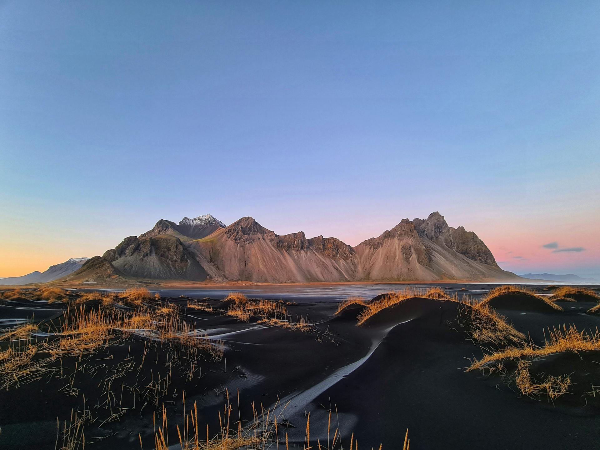 Vestrahorn är ett måste att uppleva i verkligheten,.