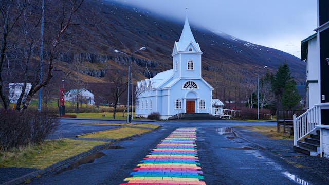 Rainbow street art bidrar med livlighet i staden.