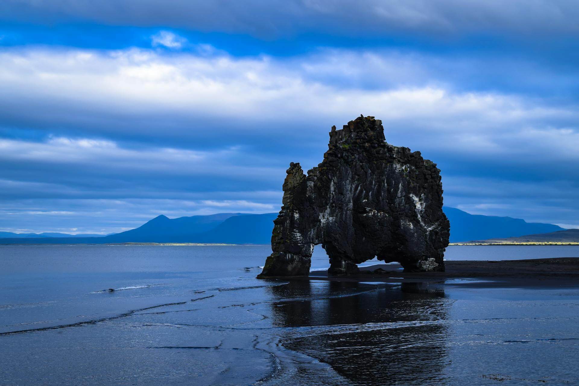 Hvítserkur är ett måste att besöka om du reser till nordvästra Island.