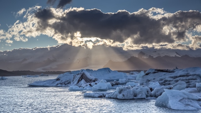 Jökulsarlon är en av många barnvänliga resmål på östra Island.