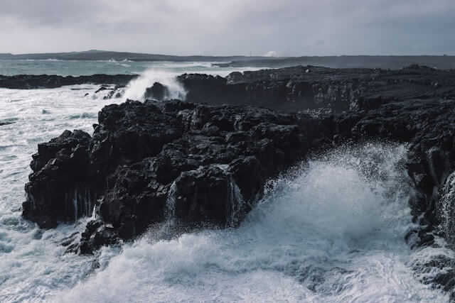 Utforska Brimketill via nationalparken<br />
Reykjanesfólkvangur