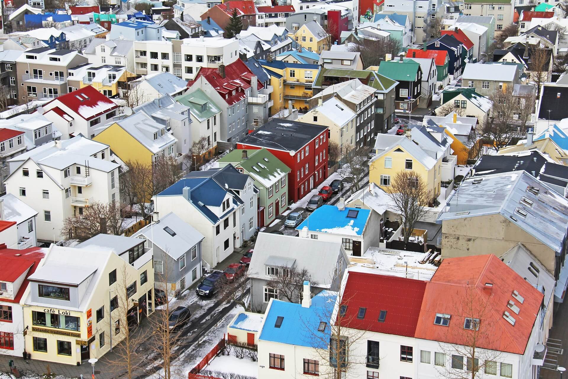 De färgglada husen i Reykjavik, en av många städer i Island, är en av många kultursevärdheter.