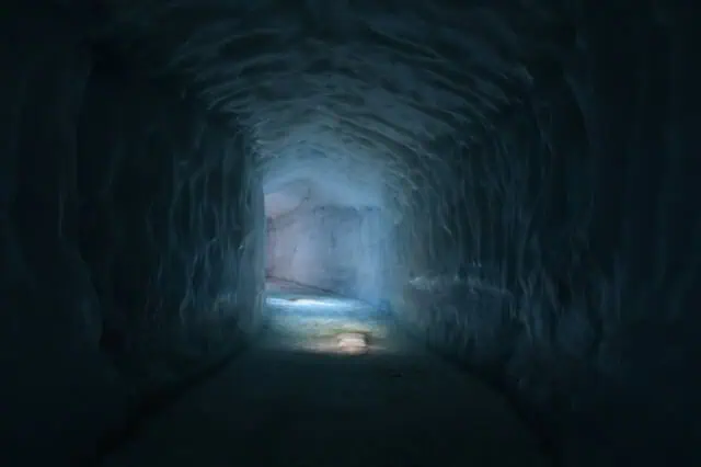 Du kan gå in i Langjökulls långa isgrotta.