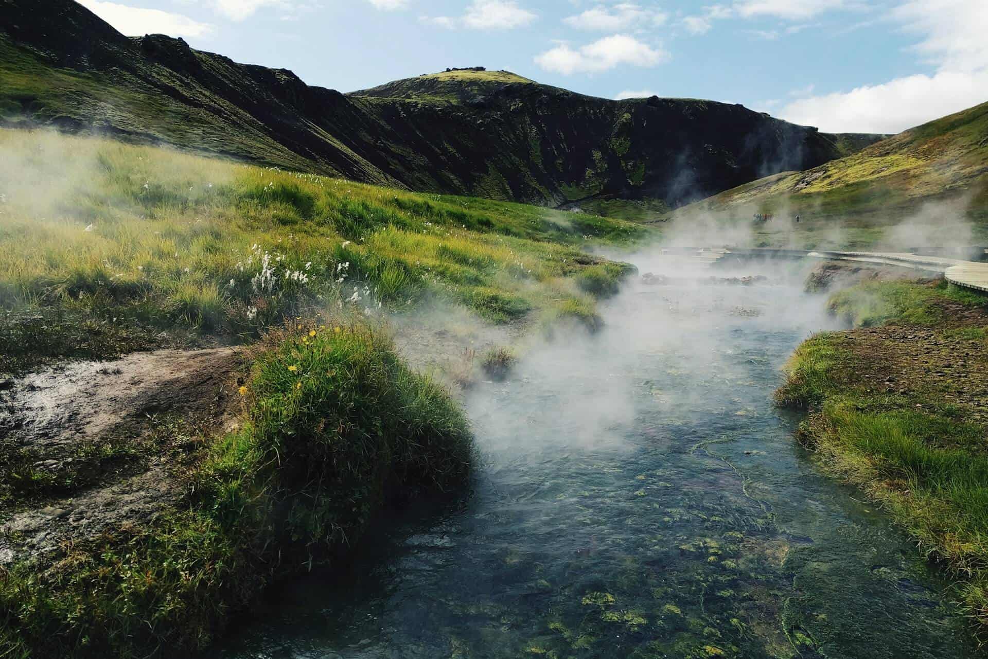 Reykjadalur är ett sevärt område om du besöker Island.