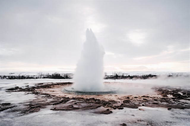 Strokkur är en av många kända gejsrar i Geysir