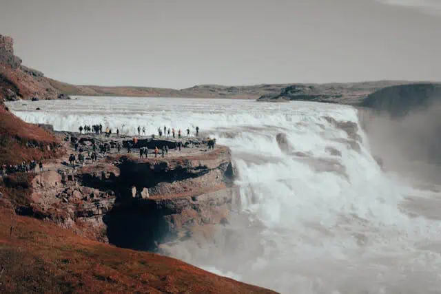 Det finns många utsiktsplatser att se Gullfoss från.