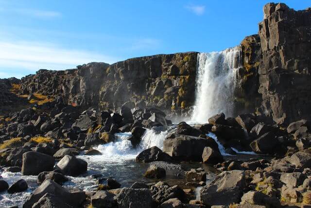 Öxarárfoss är en av många sevärdheter i Thingvellir