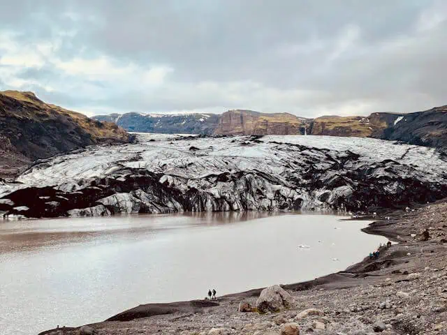 Under sommaren omges glaciären av kopparfärgad jord.