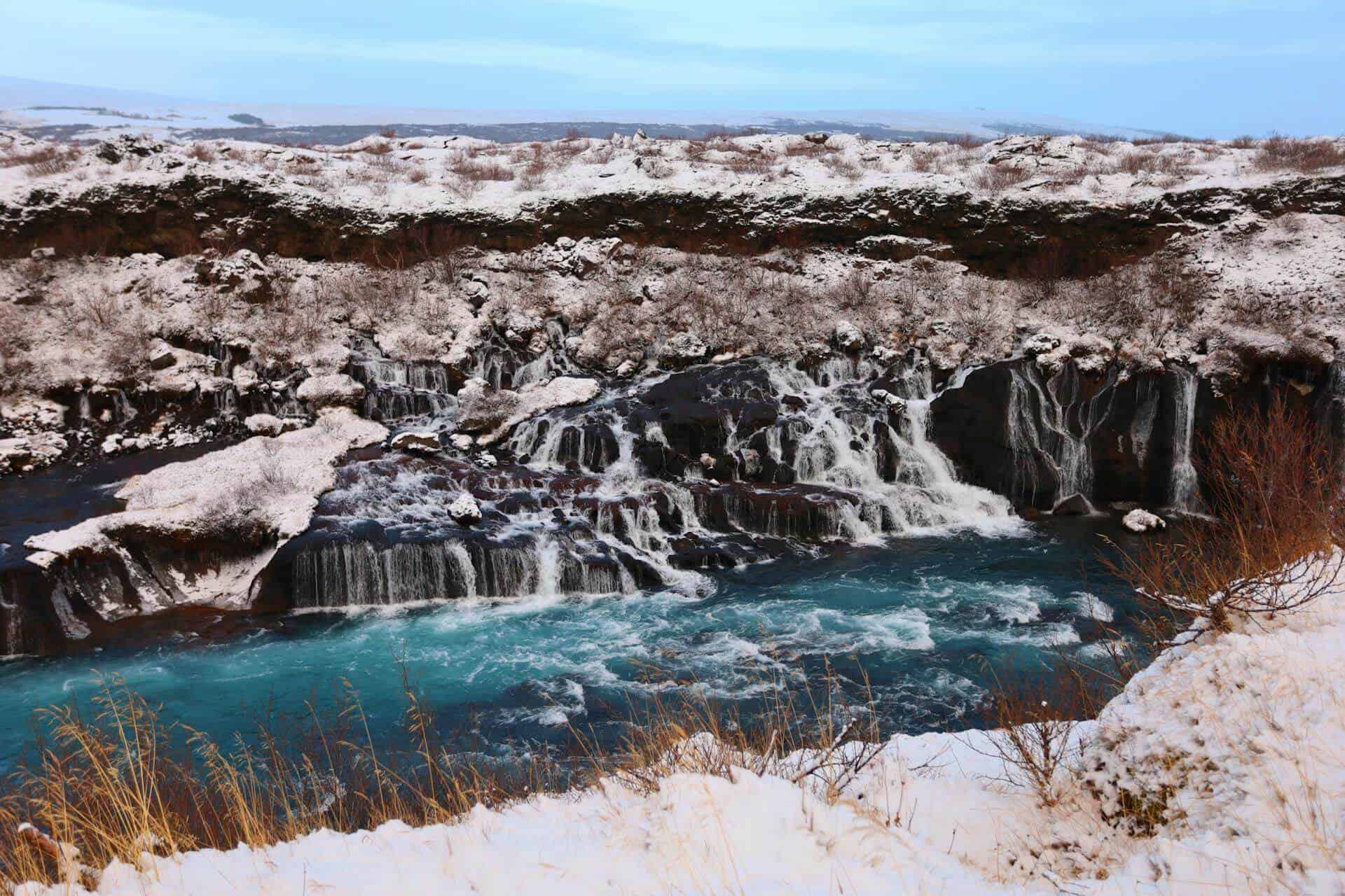 Borgarfjördur är hem till det vackra vattenfallet Hraunfossar.