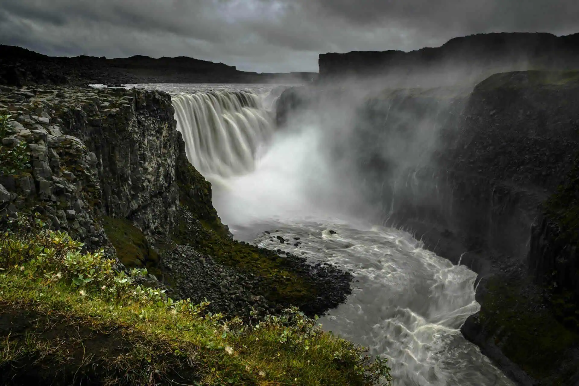 Dettifoss är känt för sitt kraftiga vattenflöde.