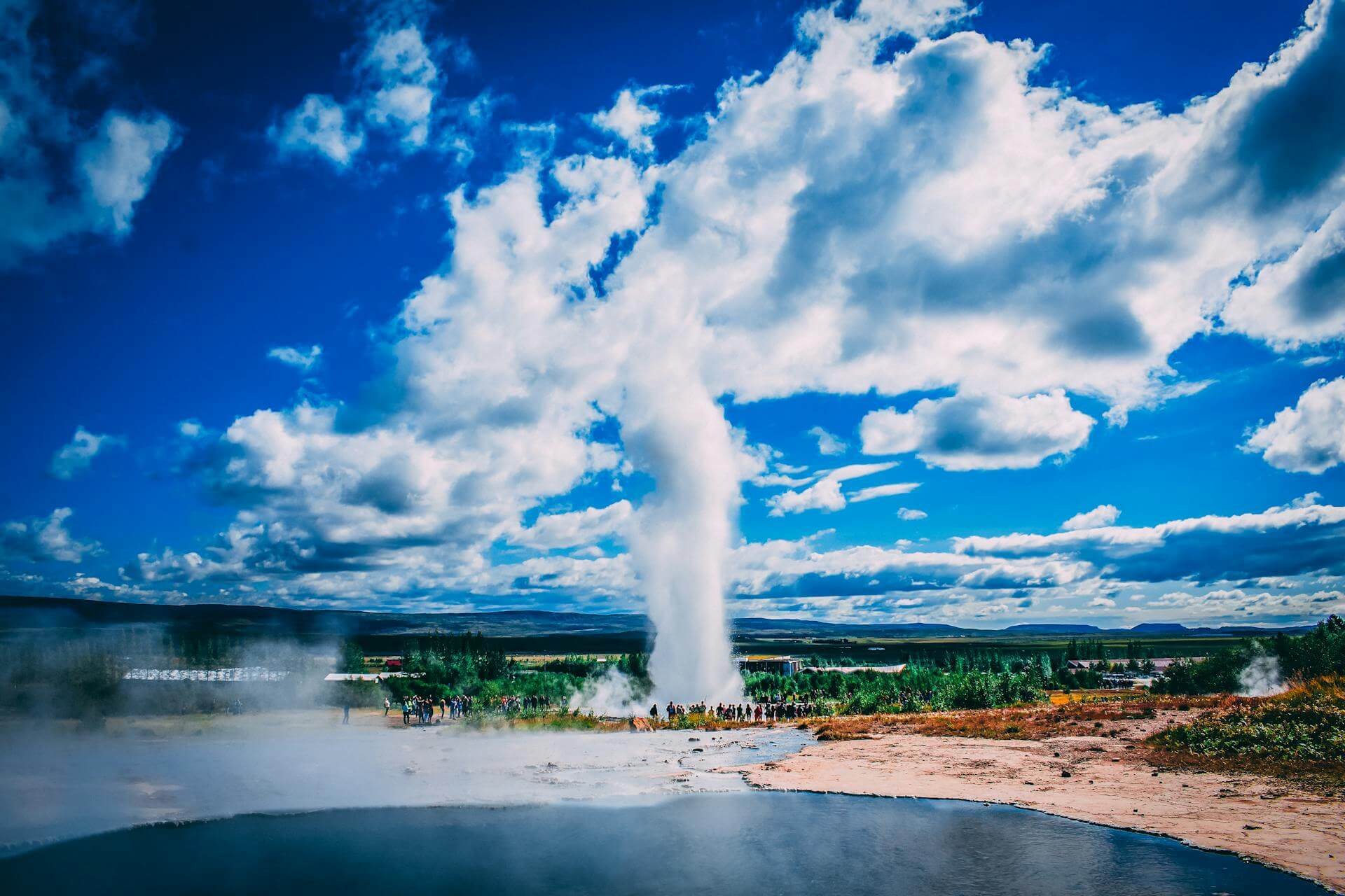 Geysir och dess kända gejsrar är ett måste att besöka om du åker till Island.