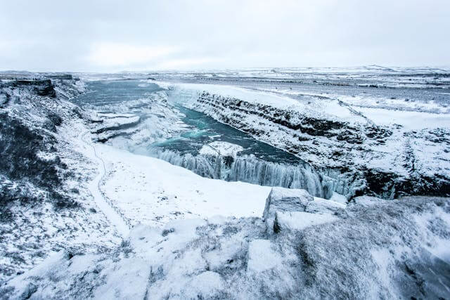 Gullfoss på vintern är lika sevärt som under sommaren.