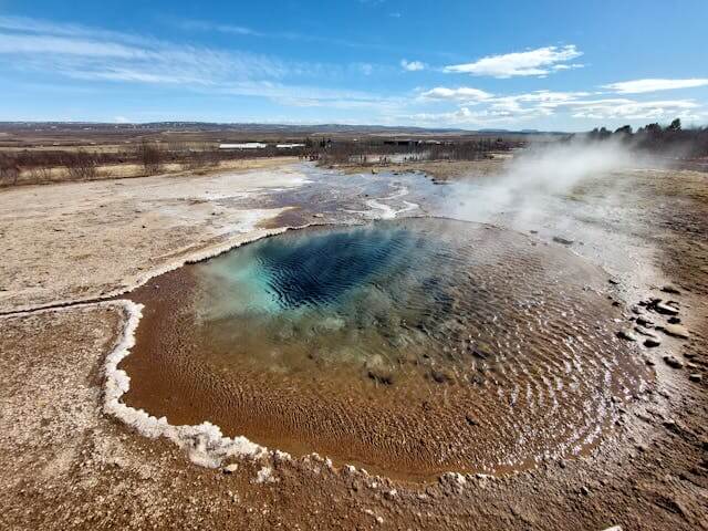 Upptäck gejsrar i området Geysir.