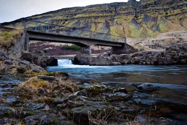 En bro i Kjósarhreppur, ett område i närheten av Hvalfjördur.