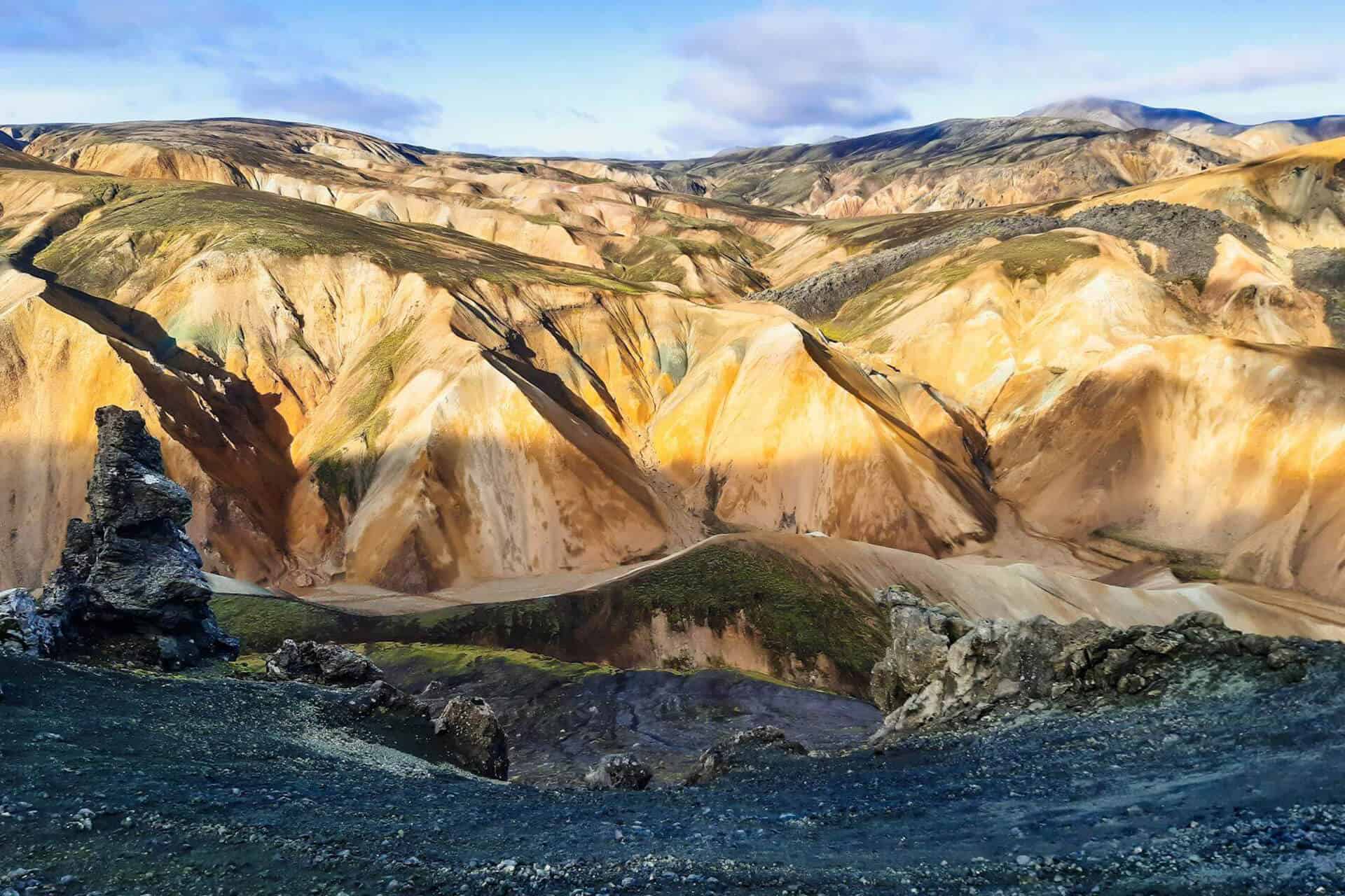Landmannalaugar är en nationalpark med färgglada berg.