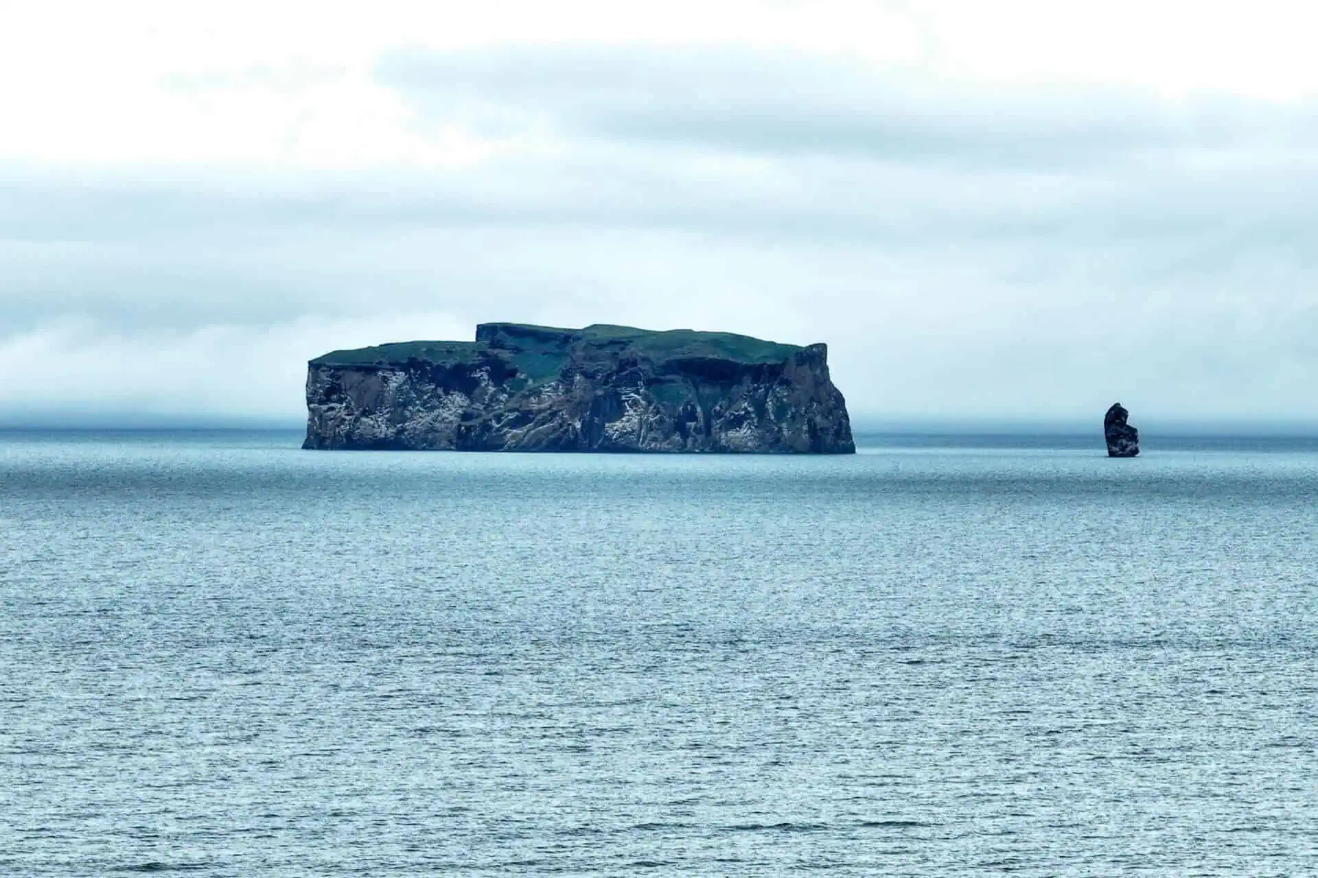 Skagafjördur är en fjord på norra Island med 3 stycken öar; Drangey, Málmey och Lundey.