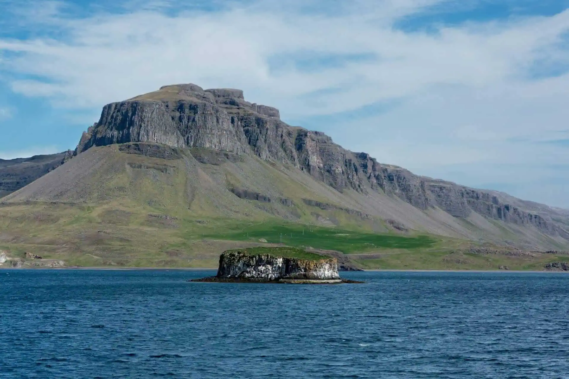 Hvalfjördur är ett sevärt resmål om du är en naturentuasiast.