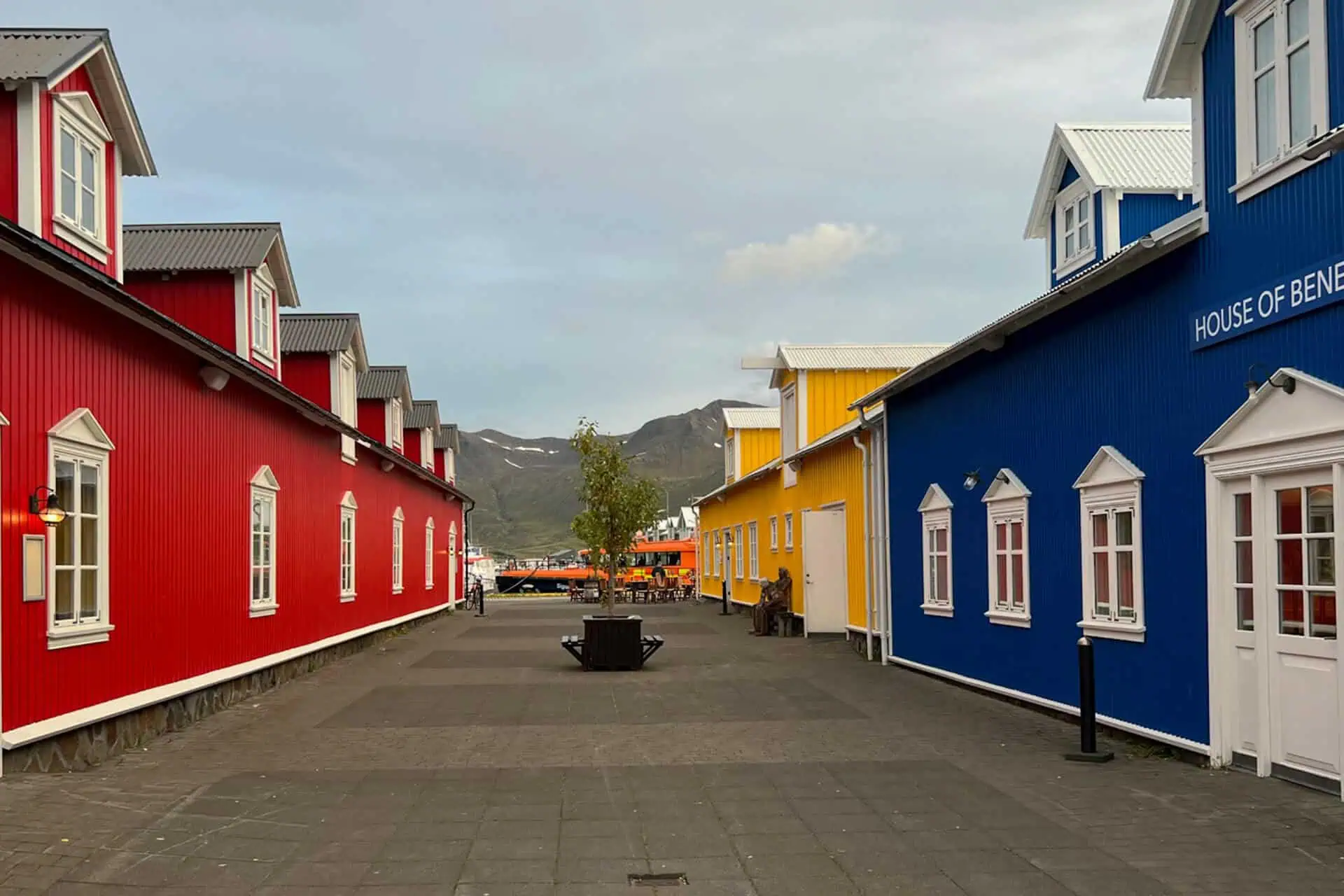 Siglufjördur är en stad med färgglada hus.